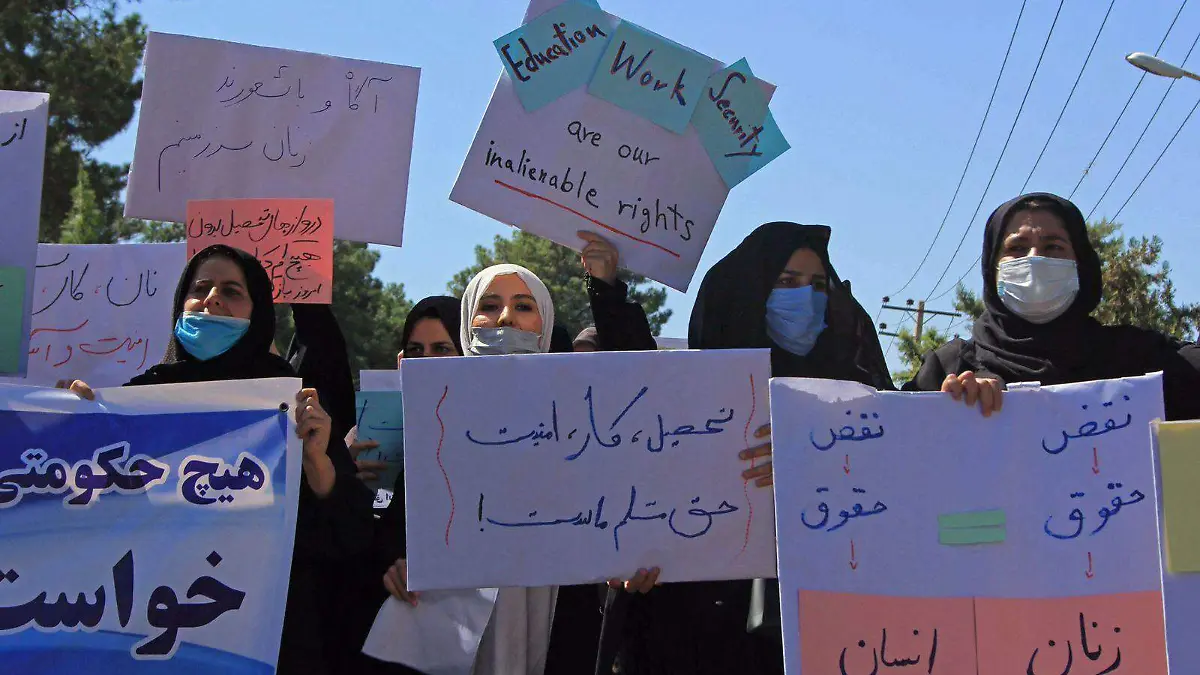 Talibanes dispersan protesta de mujeres afganas con disparos al aire